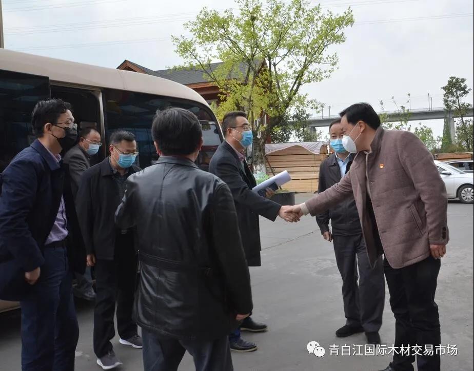 【中心動態(tài)】四川省供銷社黨組成員、副主任向益?zhèn)ヒ恍猩W臨我中心參觀調(diào)研