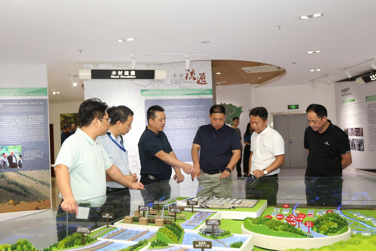 【中心動(dòng)態(tài)】安徽省六安市葉集經(jīng)濟(jì)開發(fā)區(qū)、安徽人造板協(xié)會(huì)、合肥工業(yè)大學(xué)領(lǐng)導(dǎo)一行蒞臨我中心參觀交流