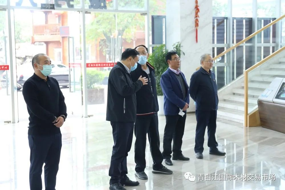 【中心動(dòng)態(tài)】阿壩州行政審批局原局長何志富、阿壩州科協(xié)主席勒烏戈蒞臨青白江國際木材交易中心考察調(diào)研