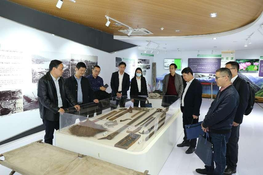 【中心動(dòng)態(tài)】欽州市投資促進(jìn)局副局長黃直林一行蒞臨青白江國際木材交易中心參觀調(diào)研